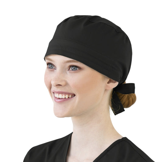 Calot de bloc WonderWink noir porté par un chef souriant, facile à entretenir