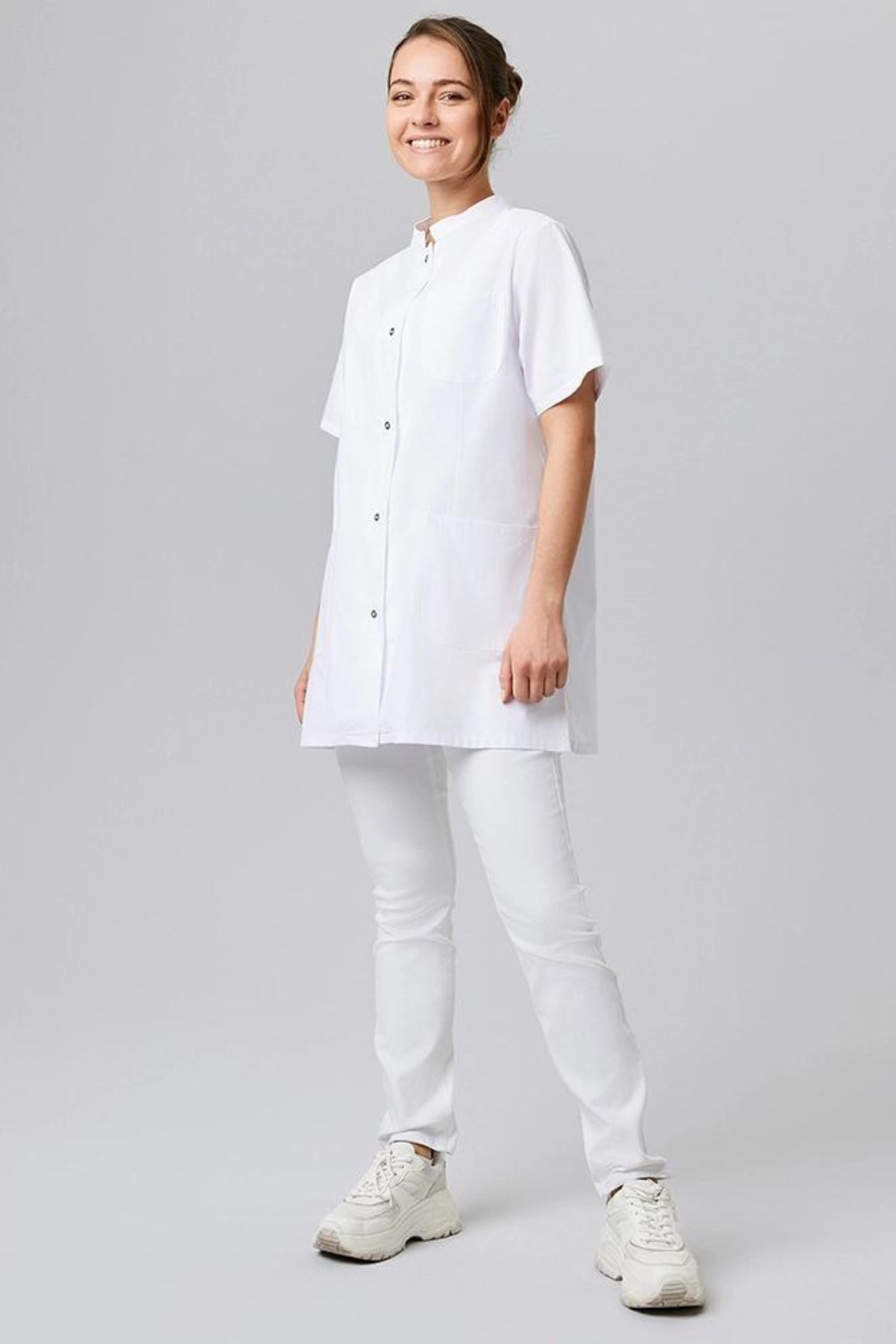 Blouse médicale blanche à coupe confortable pour femme avec pantalons assortis