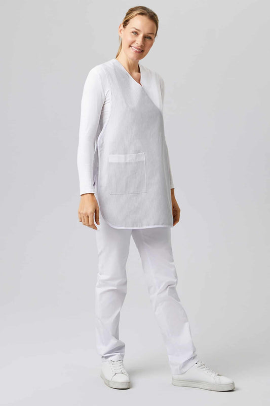 Femme en tenue médicale blanche en tissu de qualité, tunique longues et pantalons