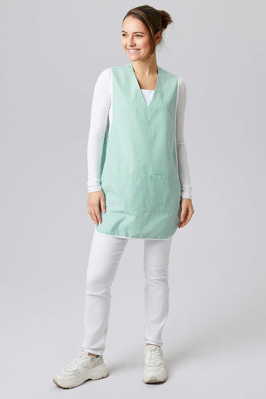 Tunique sans manches vert menthe sur chemise blanche, parfaite pour tenues médicales