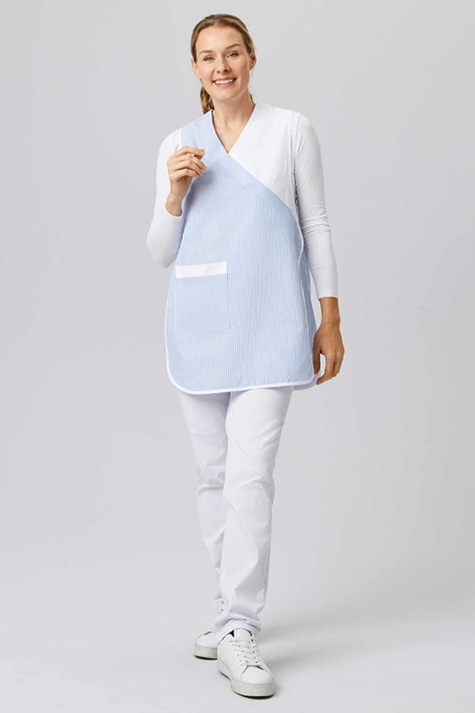 Personne souriante en tablier médical blanc et bleu à rayures, tissu de qualité