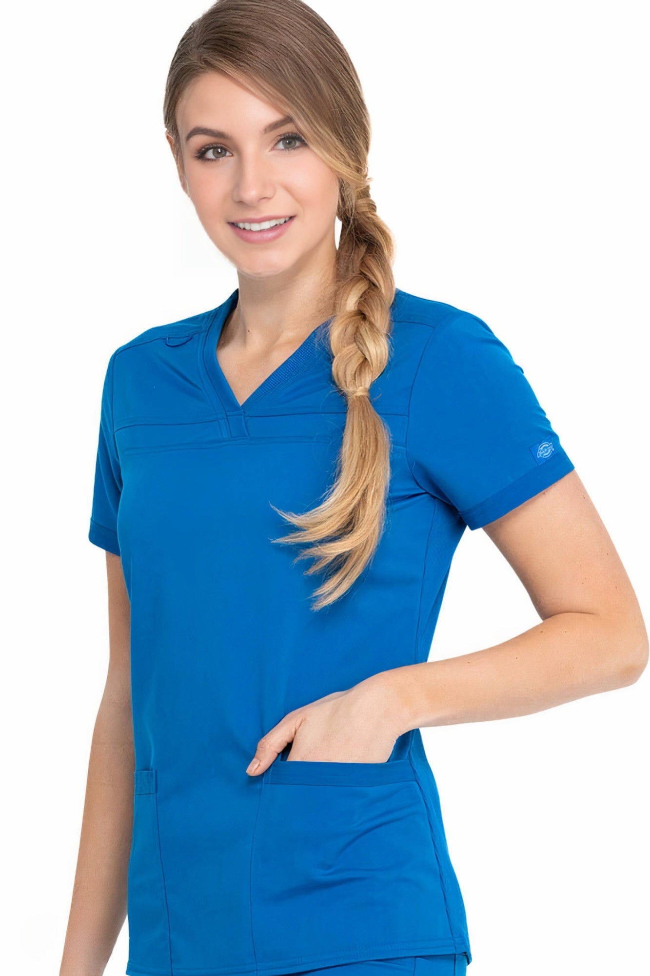 Femme en tunique médicale bleue avec une tresse blonde et poches Balance by Dickies