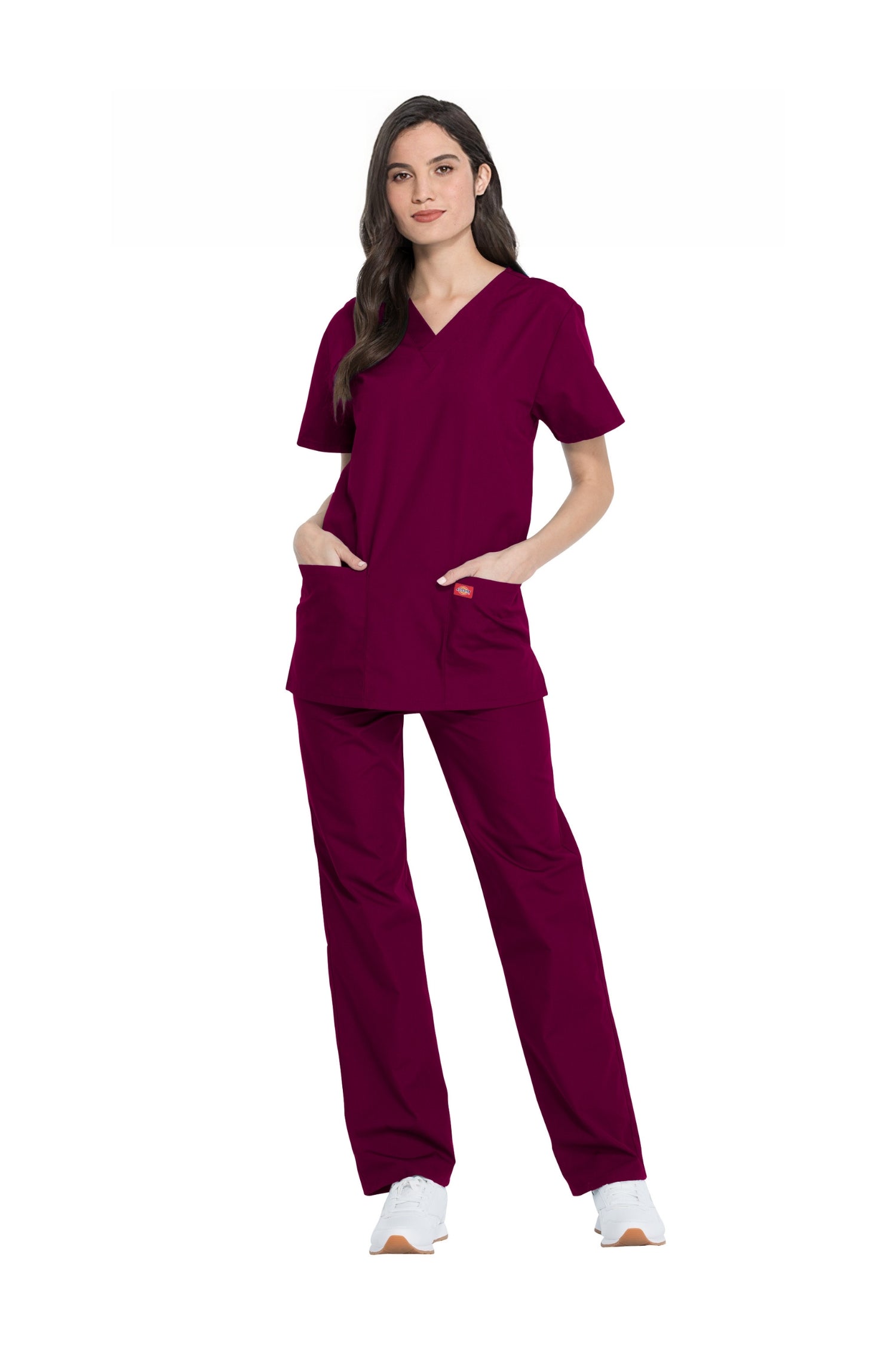 Tenue médicale unisexe en bordeaux avec top en V et pantalon droit Dickies