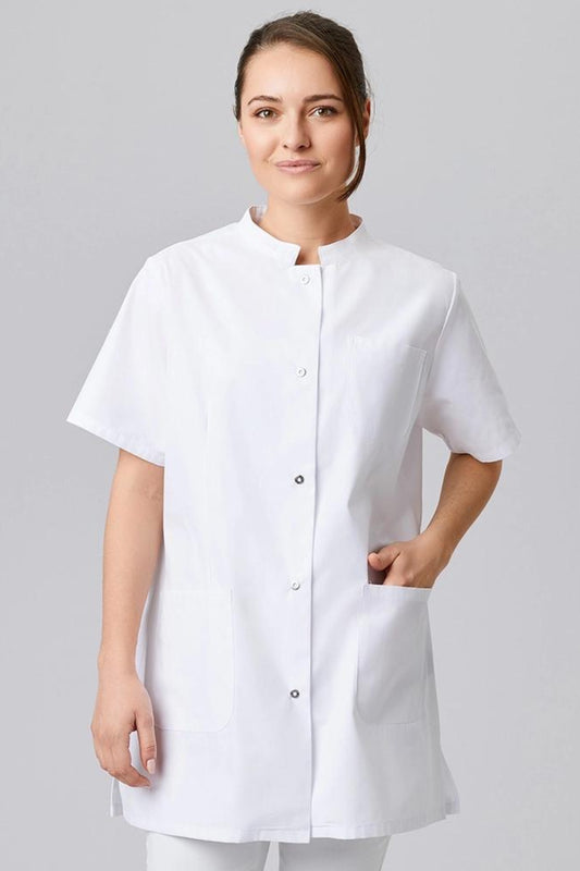 Blouse médicale blanche à coupe confortable, idéale pour tenues médicales féminines