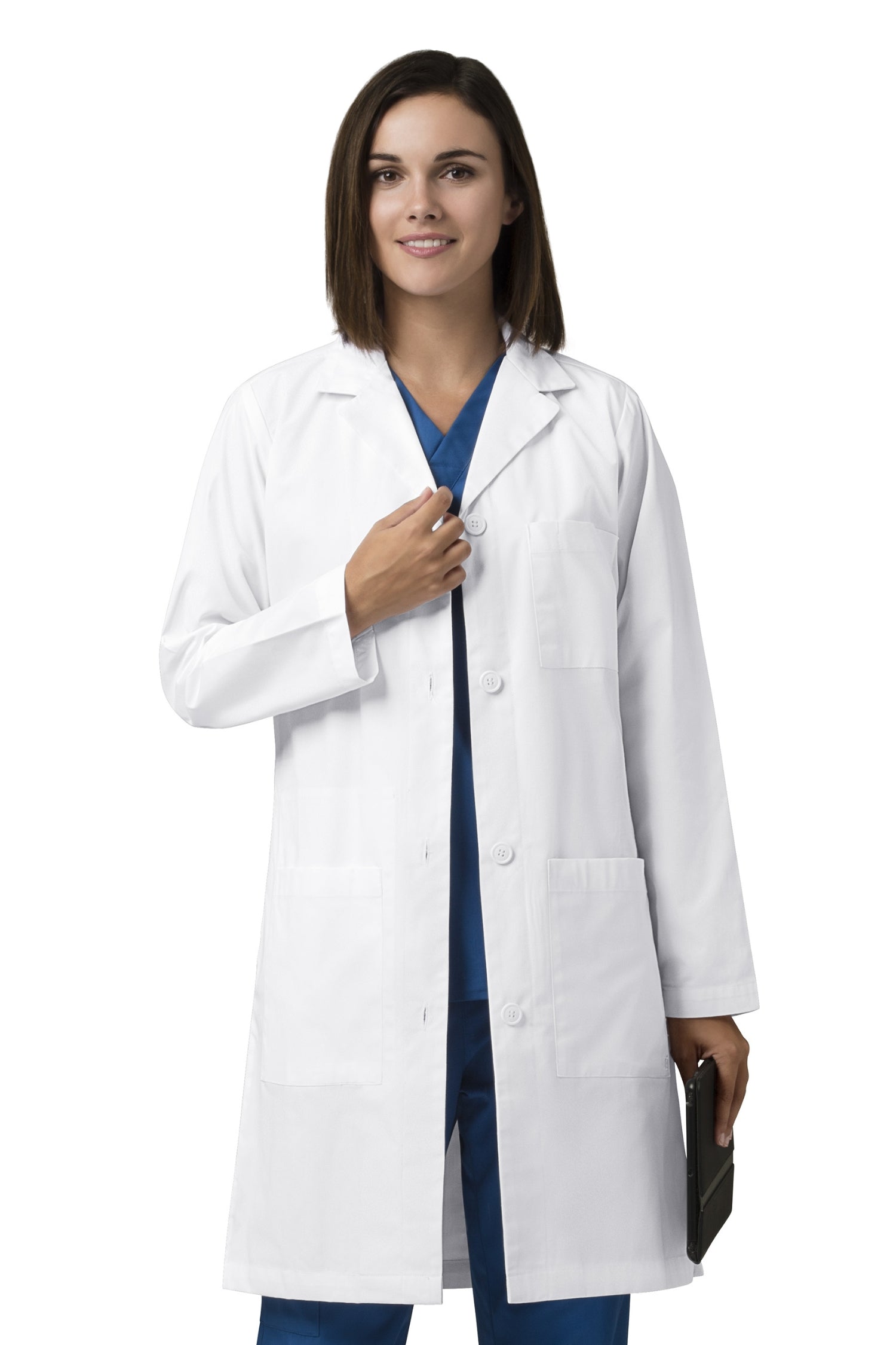 Blouse médicale femme blanche WONDERLAB® portée sur des scrubs bleus