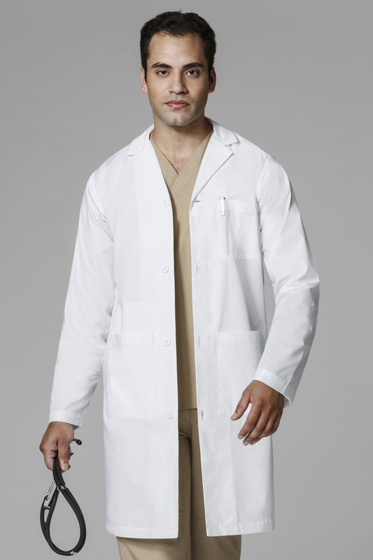 Blouse médicale homme blanche WONDERLAB® portée avec stéthoscope et vêtements beiges