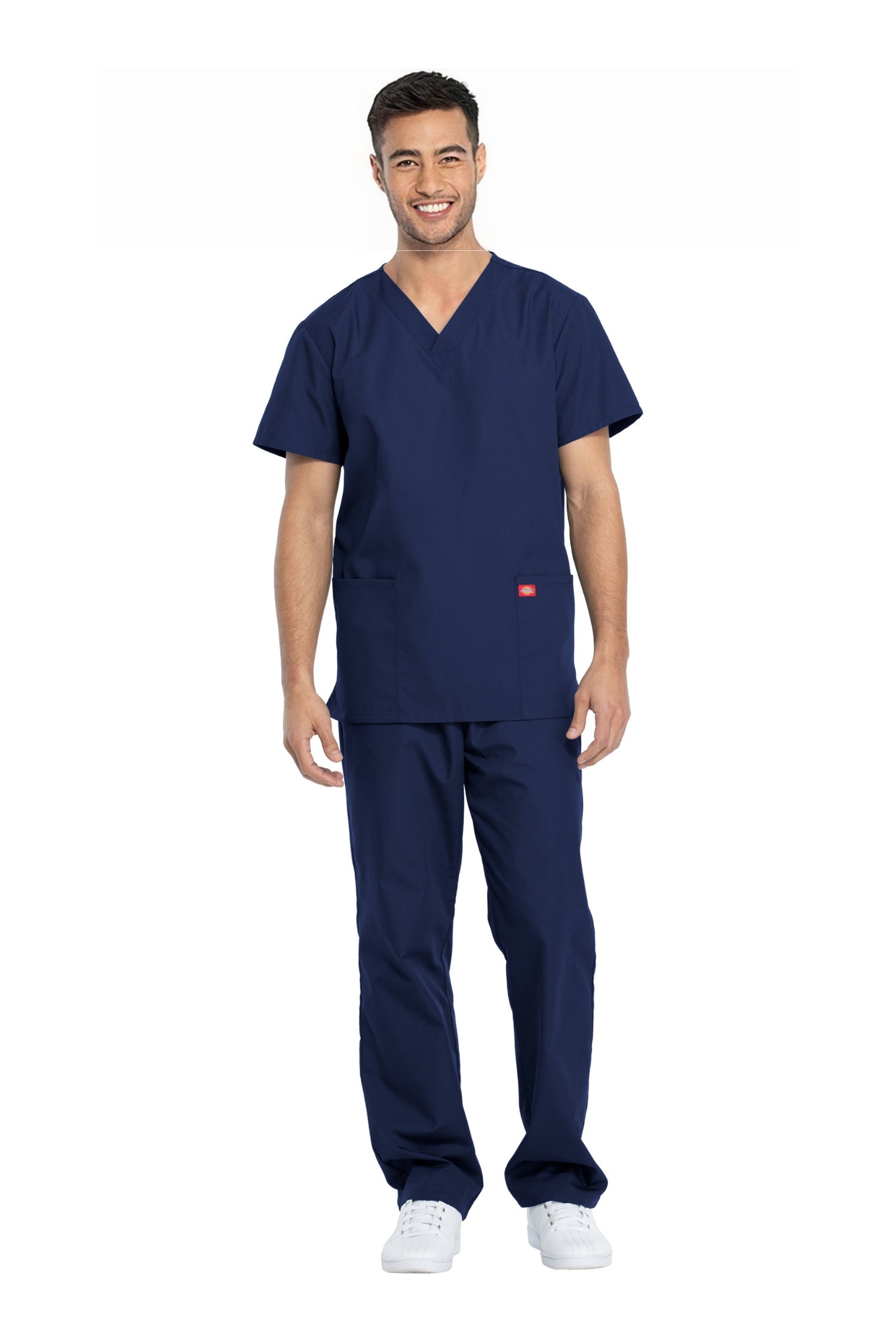 Professionnel de santé en tenue médicale unisexe Dickies et chaussures blanches