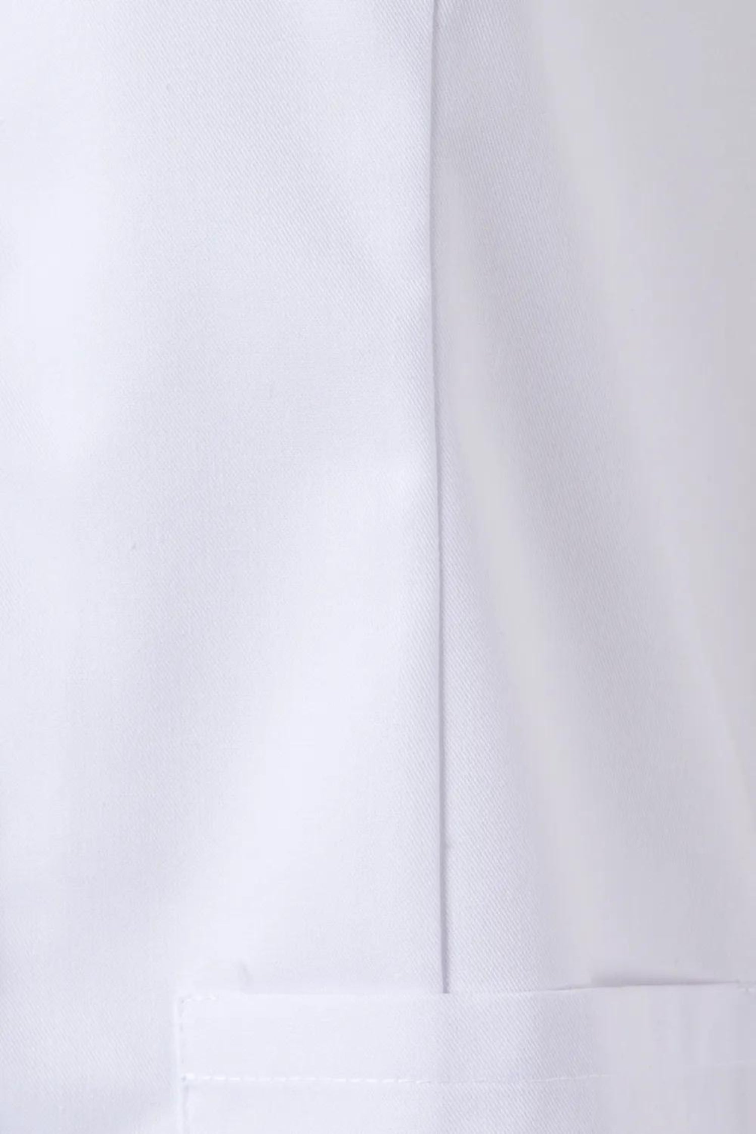 Blouse médicale Célia en tissu blanc avec seam, coupe confortable et fentes latérales