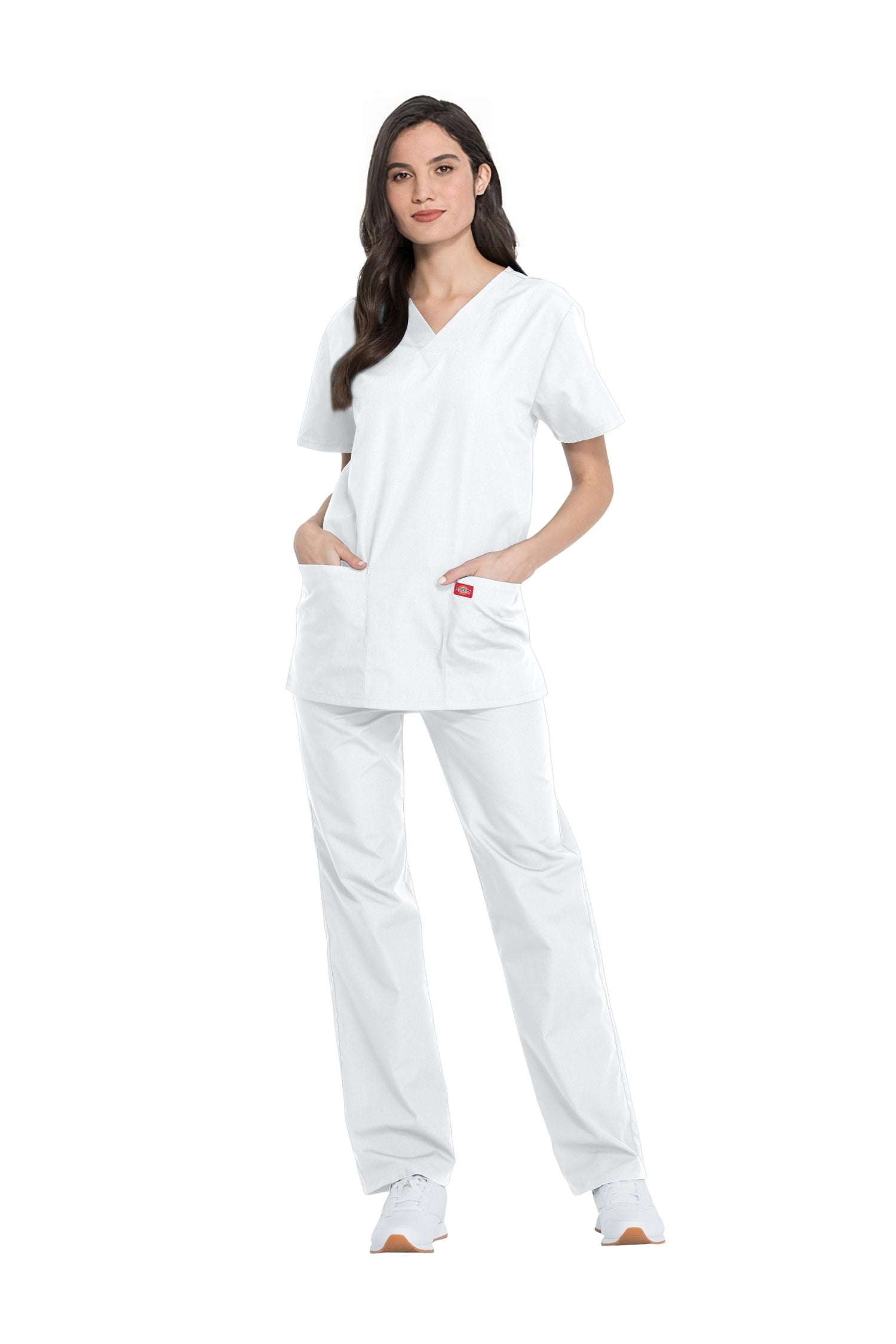 Femme en tenue médicale Dickies, portant des scrubs blancs et un calot médical