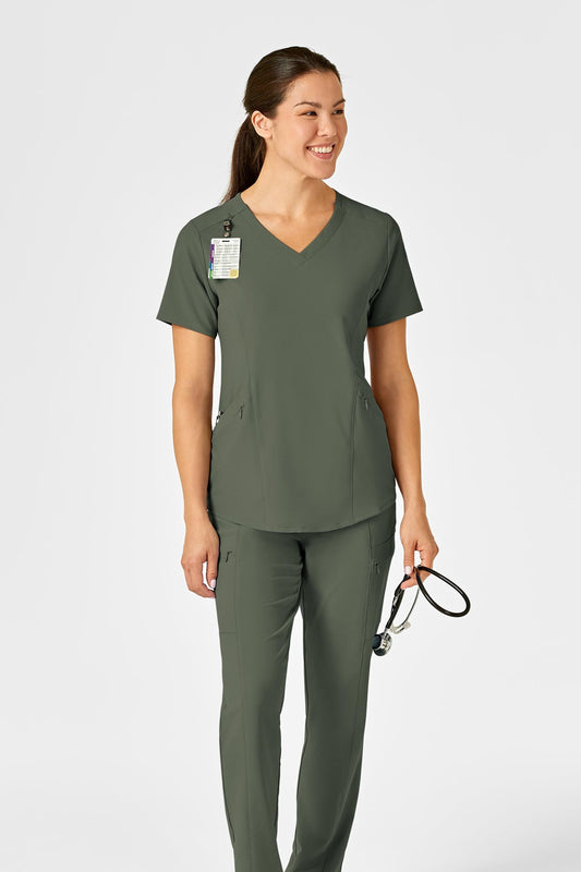 Femme en tenue Renew avec poches à fermeture et stéthoscope dans des scrubs verts