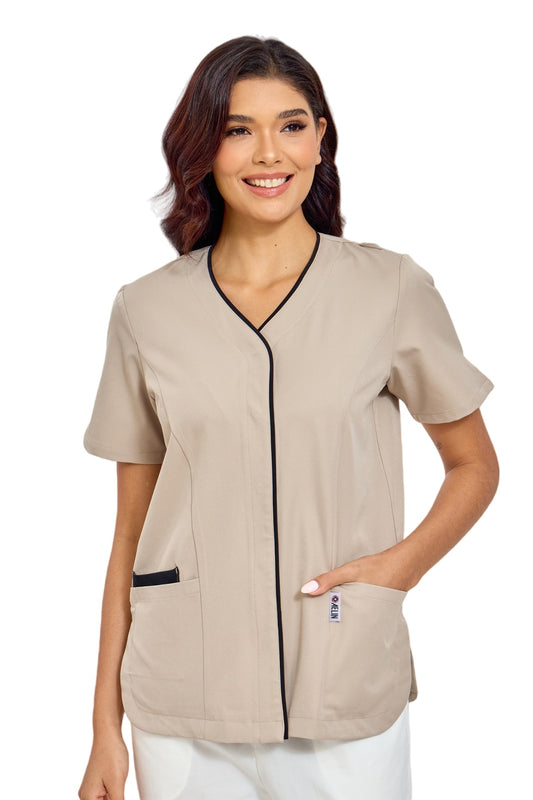 Femme portant la blouse médicale Serena blanche avec pressions dissimulées, uniforme professionnel