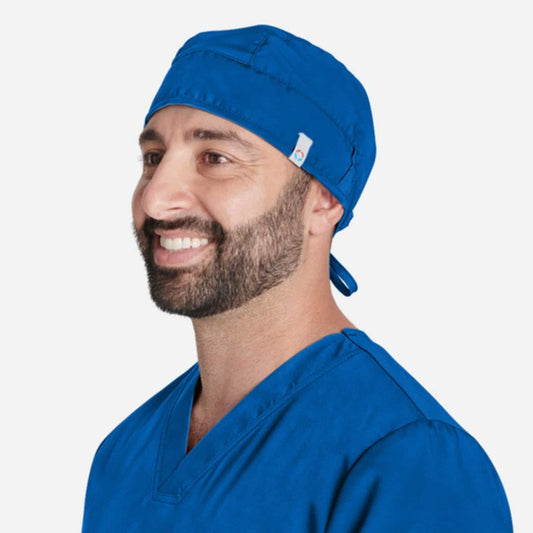 Homme souriant en tenue médicale Cherokee, calot chirurgien Grey’s Anatomy