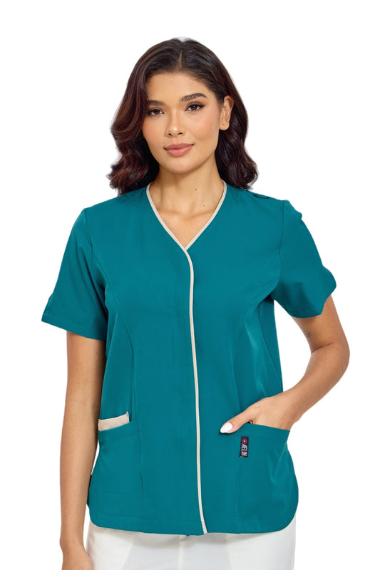 Femme portant la blouse médicale Serena blanche avec pressions dissimulées, uniforme professionnel