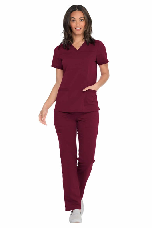 Femme en scrubs médicaux bordeaux avec poches et calot médical, Balance by Dickies