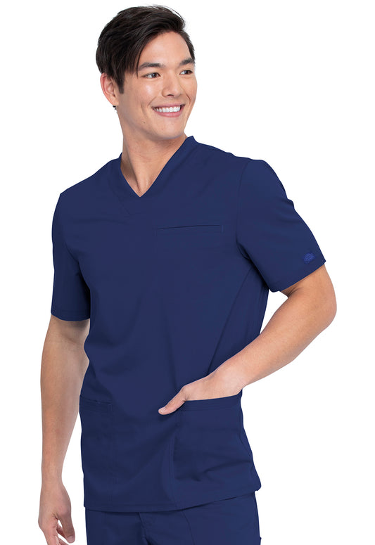 Tunique médicale Balance by Dickies® bleue marine portée avec poches plaquées