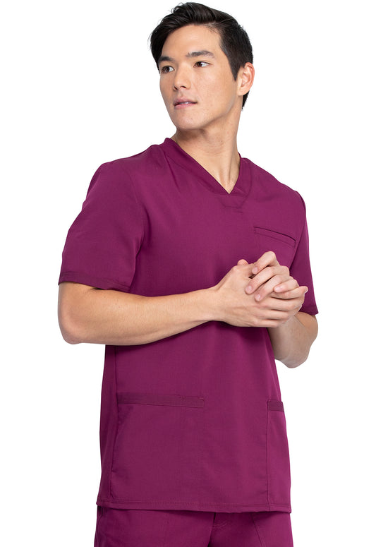 Homme portant une tenue médicale violette Balance by Dickies avec poches et calot médical