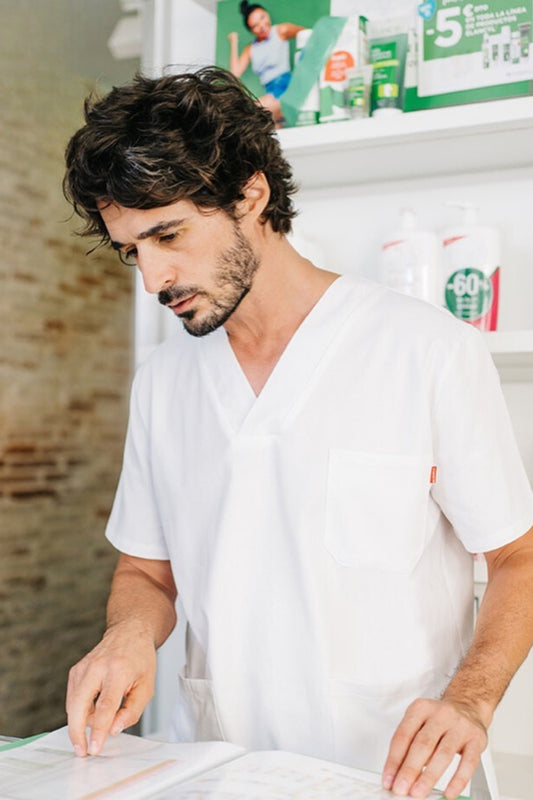 Professionnel de santé en uniforme polyester et coton avec poches au comptoir