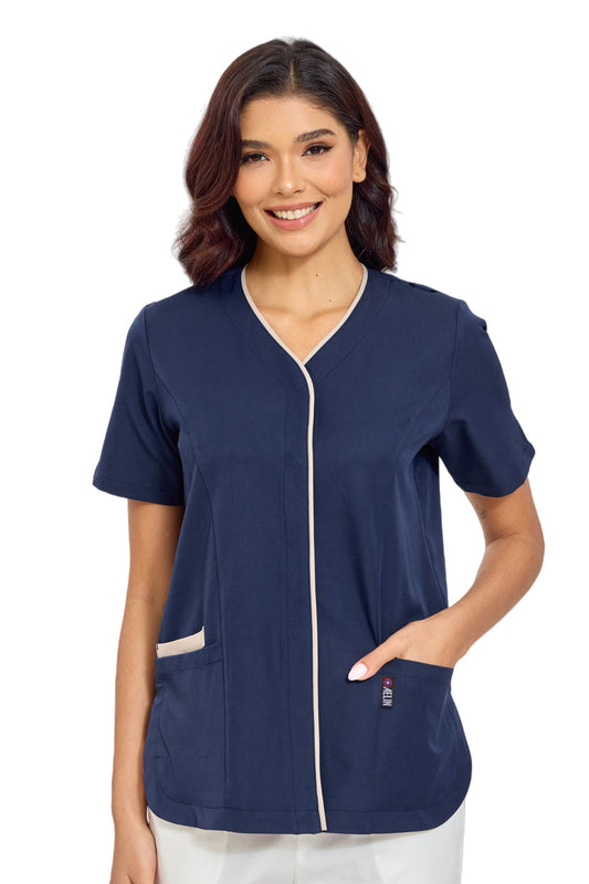 Femme portant la blouse médicale Serena blanche avec pressions dissimulées, uniforme professionnel