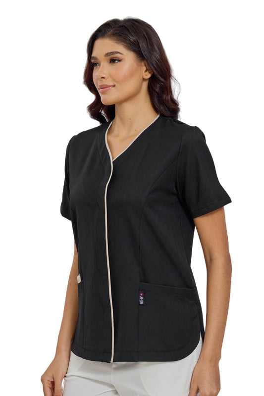 Femme portant la blouse médicale Serena blanche avec pressions dissimulées, uniforme professionnel