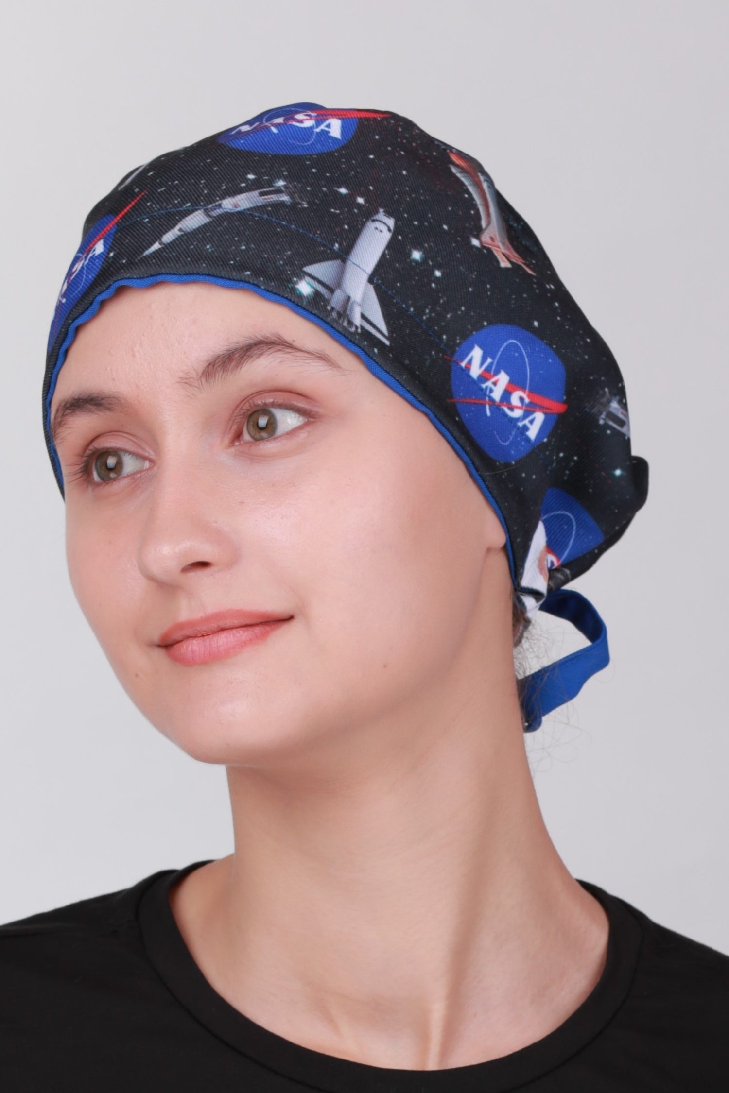 Calot médical Aelin avec motifs uniques de la NASA sur fond noir élégant