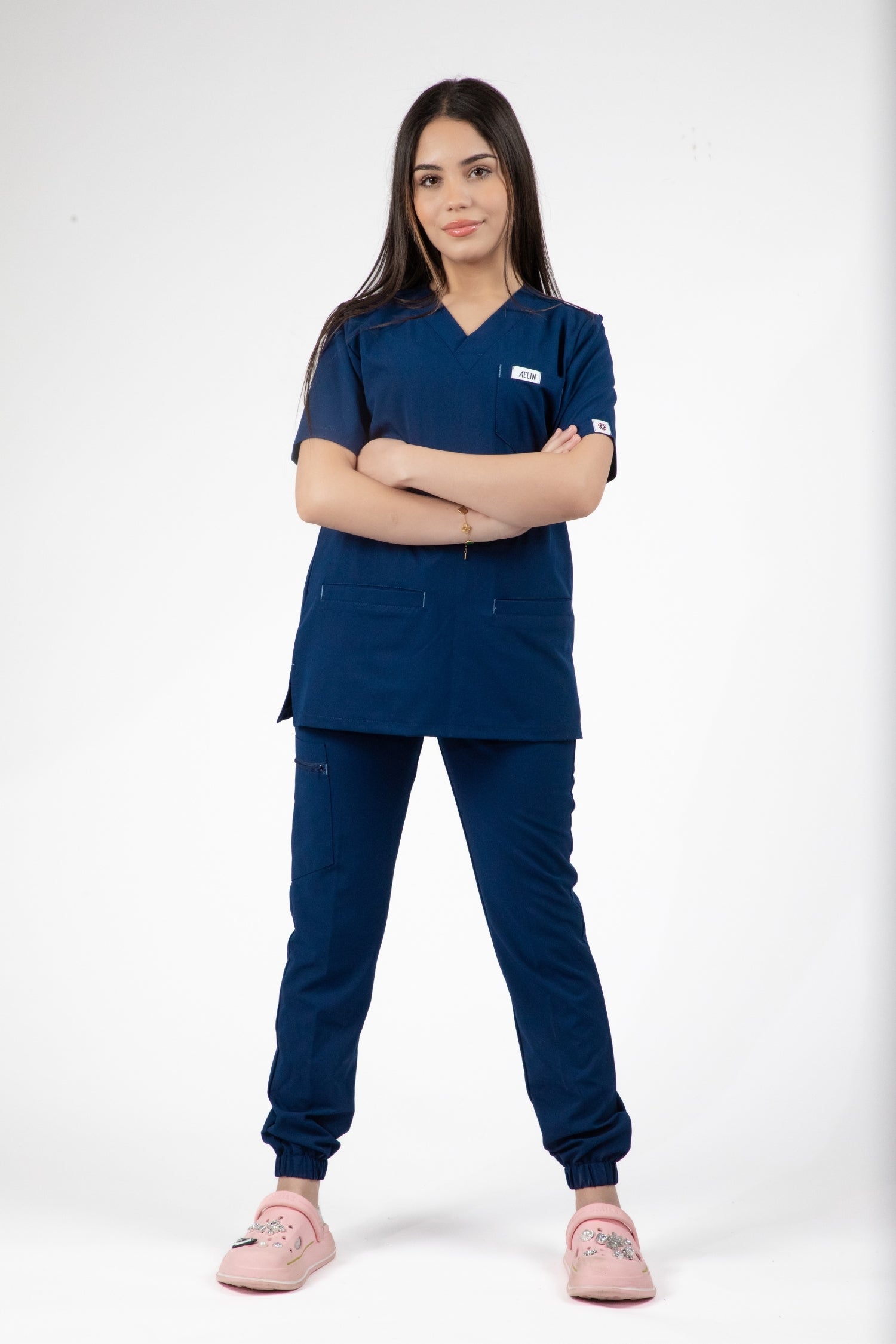 Une femme en uniforme médical Slimfit NEW - Tenue médicale - Bleu portant une blouse et un pantalon