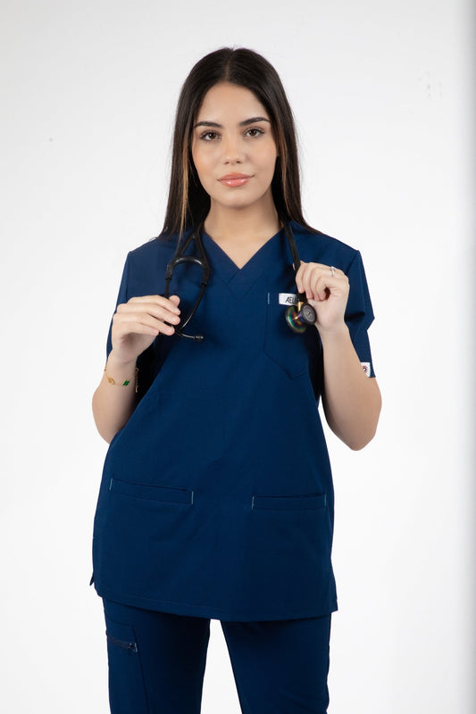 Femme en tunique médicale bleue tenant une dent pour les tenues médicales Slimfit NEW